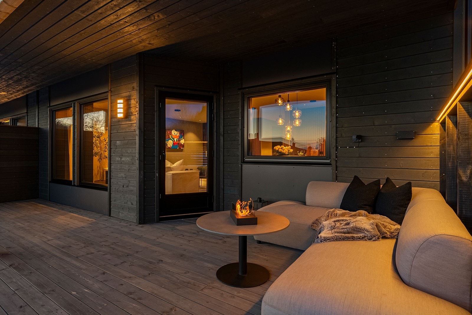 Praktisk og fin terrasse på 20 kvm. med gode solforhold. Kjekt for den med husdyr. Direkte adkomst til plenareal. Galleribilde