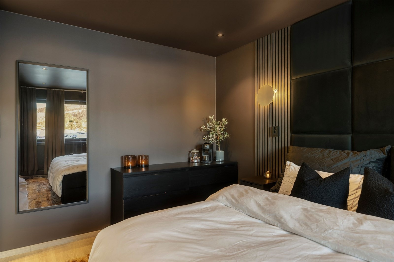 Stort soverom hvor det også er plass til ønsket garderobe. Galleribilde