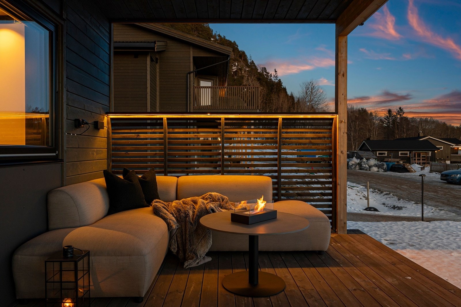 Legg merke til belysningen i leveggen. Det er innfreset ledliste for belysning. Galleribilde