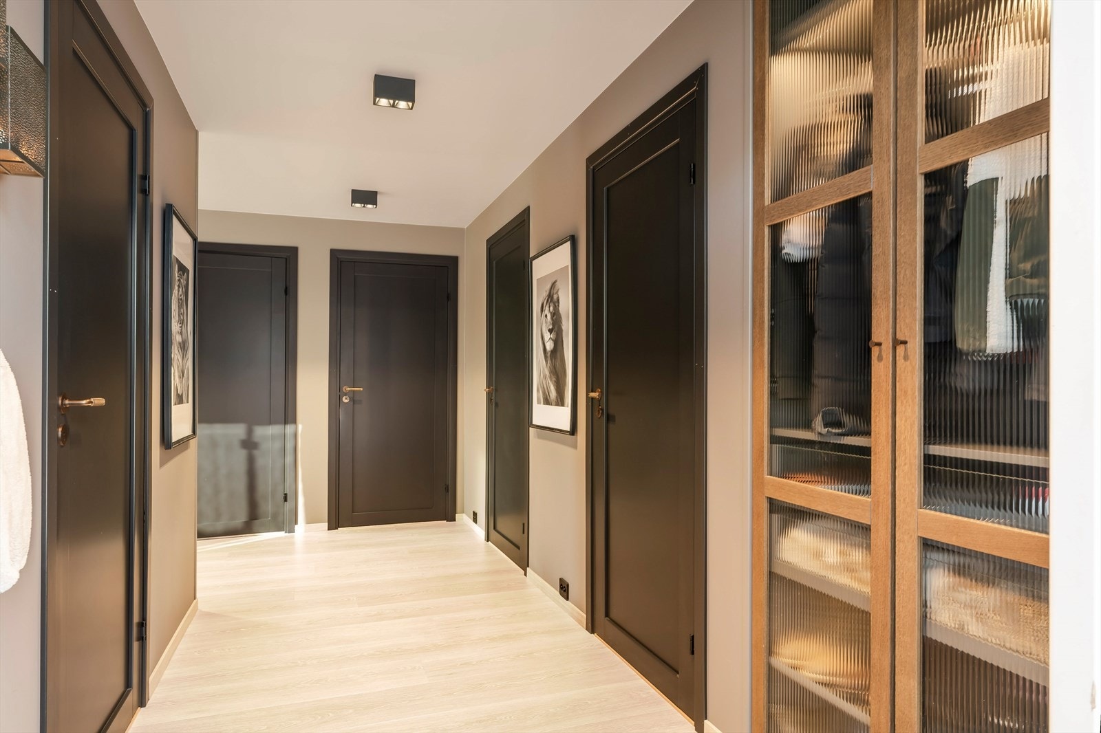 Legg merke til kobberdetaljene på dørene. Praktisk garderobeløsning i gangen. Galleribilde