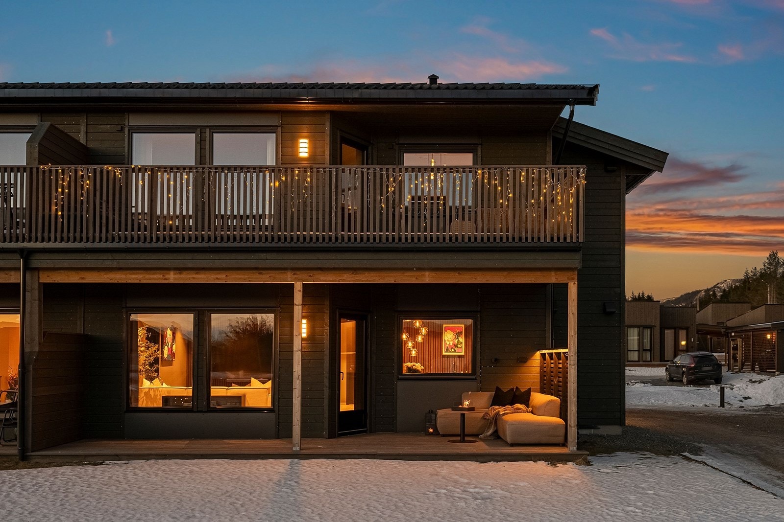 Store vindusflater slipper inn rikelig med dagslys og skaper en luftig romfølelse. Galleribilde