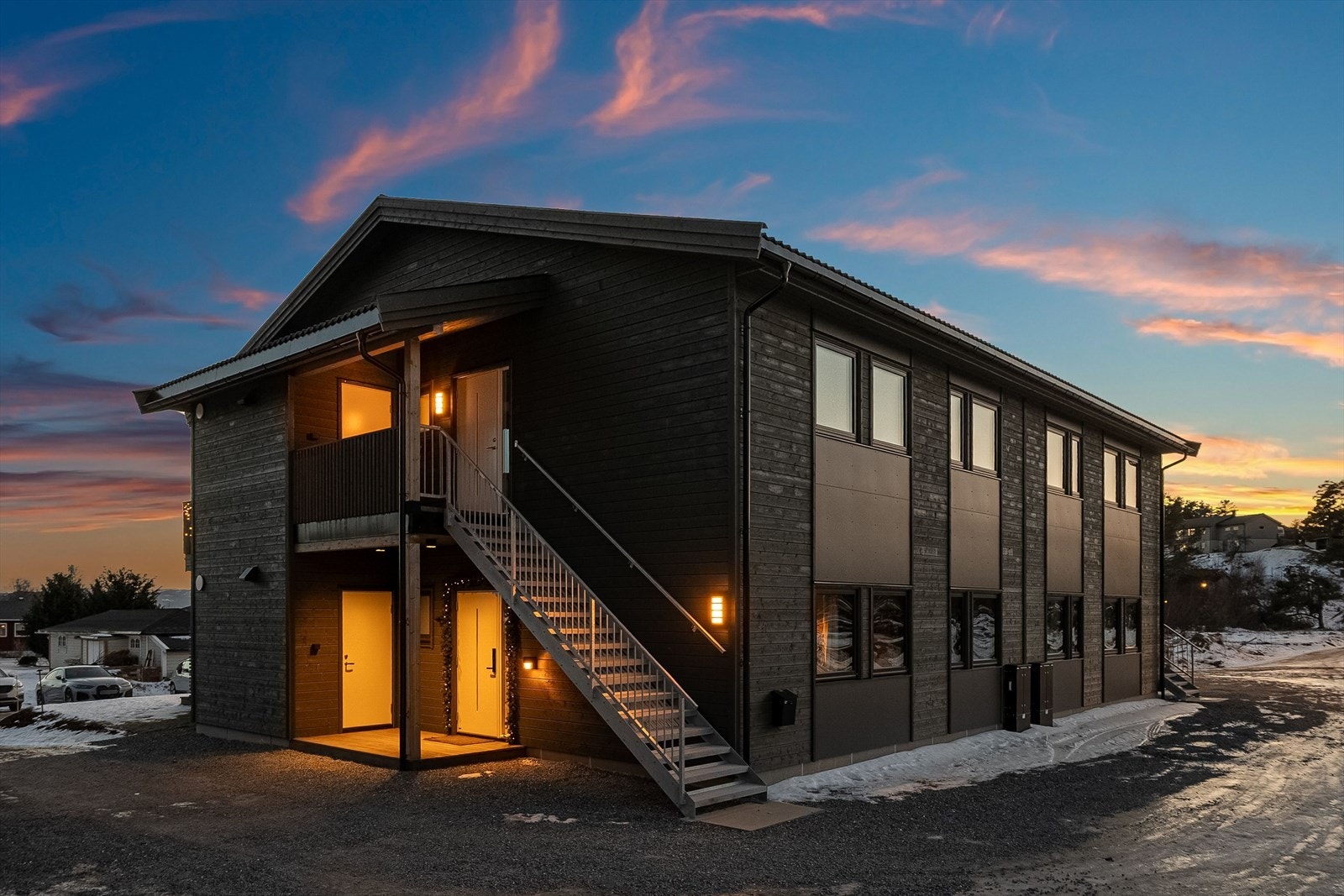 Utvendig fasade. Sportsbod er rett utenfor inngangsdøra. Galleribilde