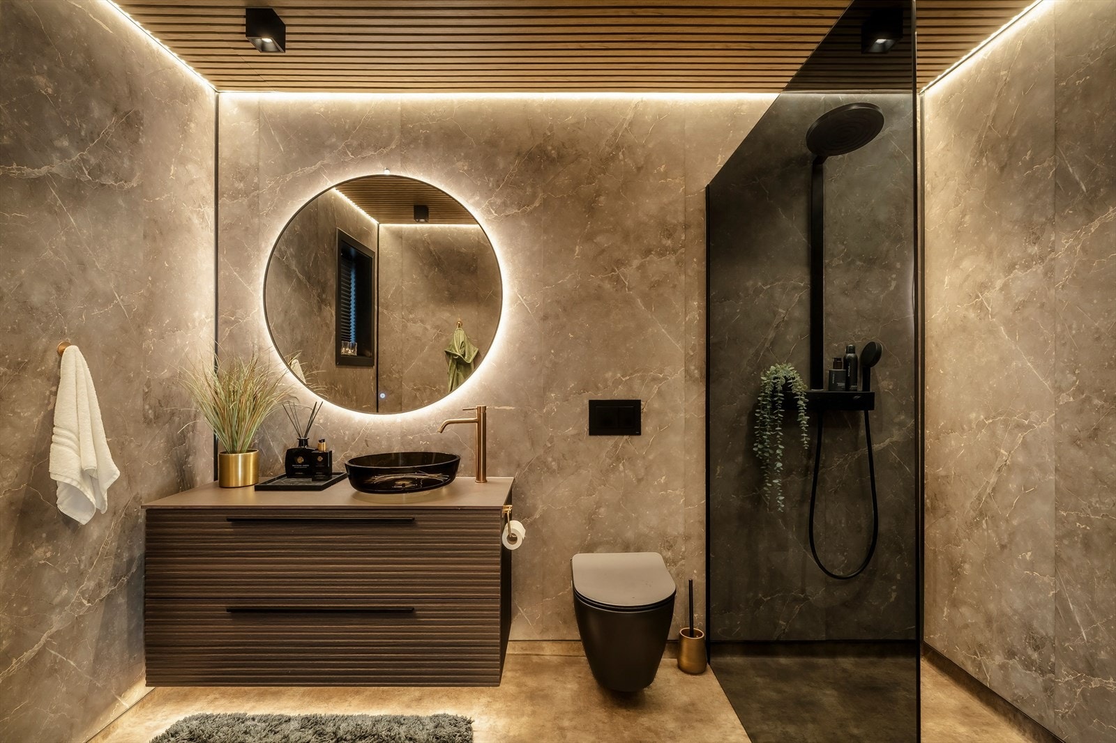 Rålekkert bad med sorte detaljer og spiler i tak. Galleribilde