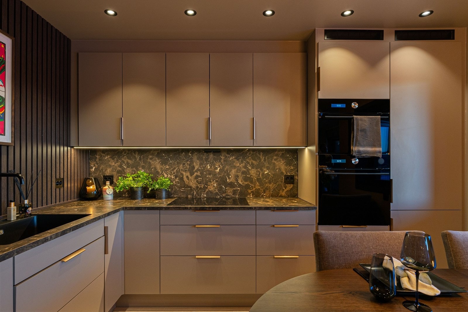 Underlimt vask, integrerte hvitevarer og spilevegg er bare noen av de gode kvalitetene ved kjøkkenet. Galleribilde