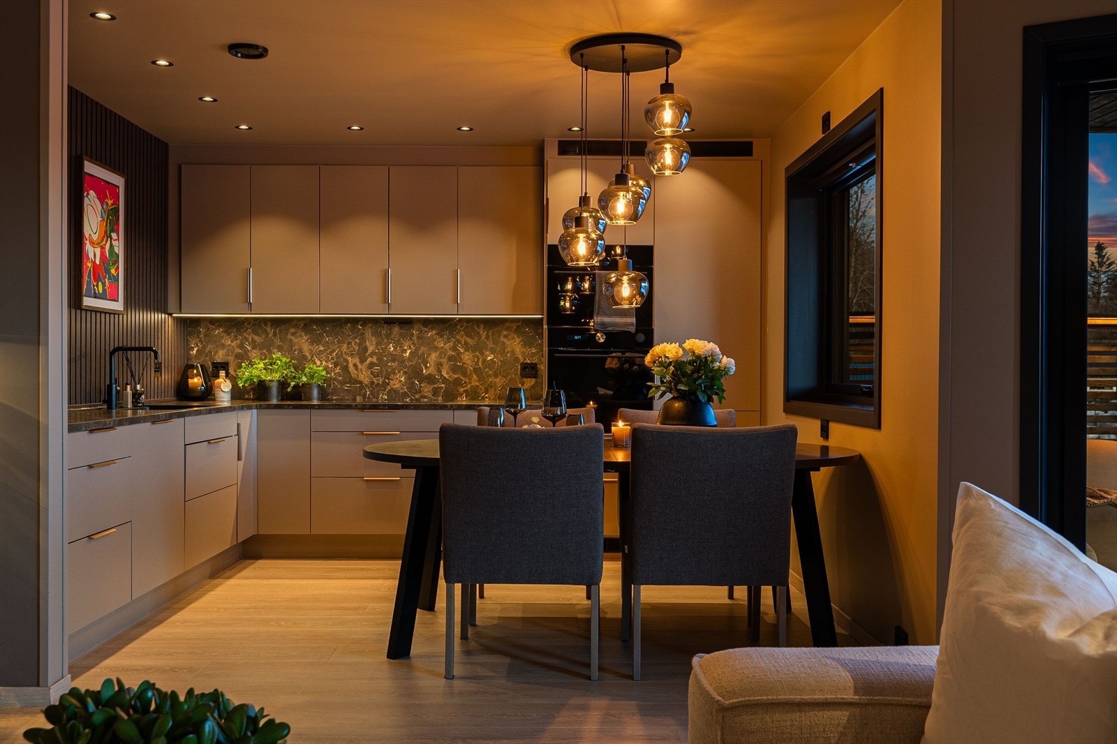 Stilrent og moderne kjøkken med sine 10,5 kvm. God og naturlig plass for spisebord. Galleribilde