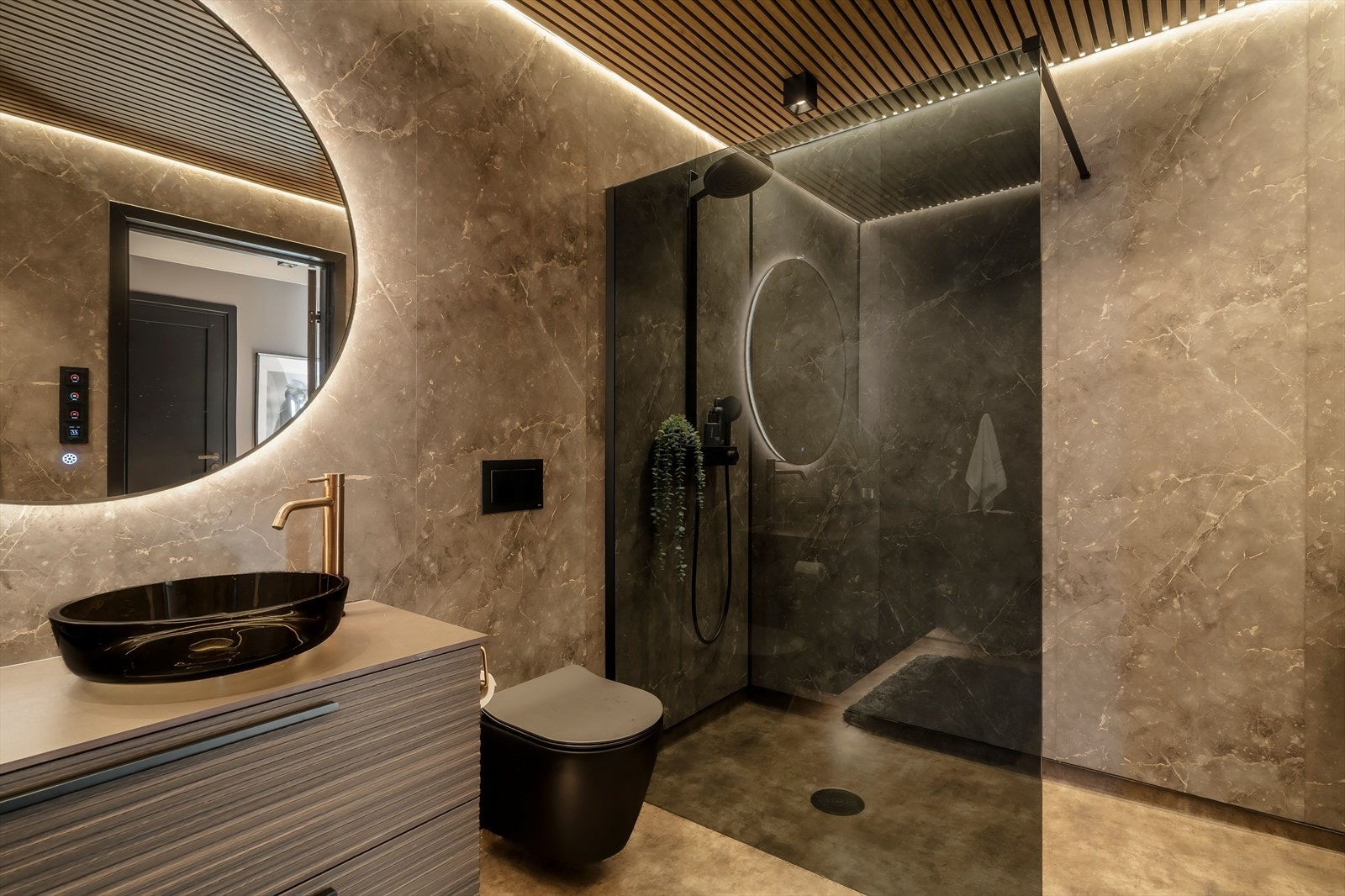 Dusjsonen er lekkert adskilt med en glassvegg. Det er en bemerkning fra takstmann, men dette er noe som utbygger har bekreftet vil bli utbedret. Galleribilde