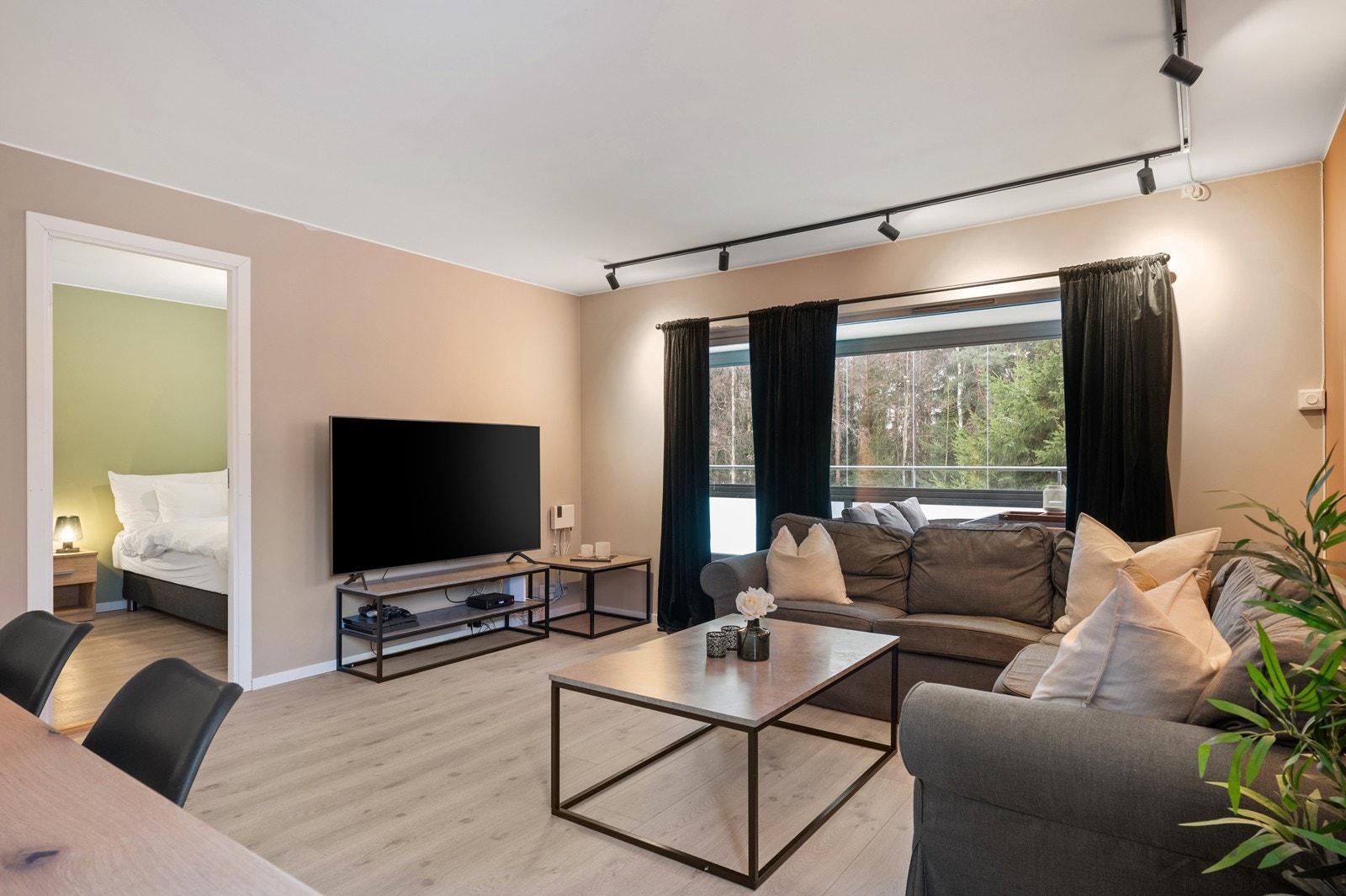 Stuen fungerer perfekt som boligens naturlige samlingspunkt Galleribilde