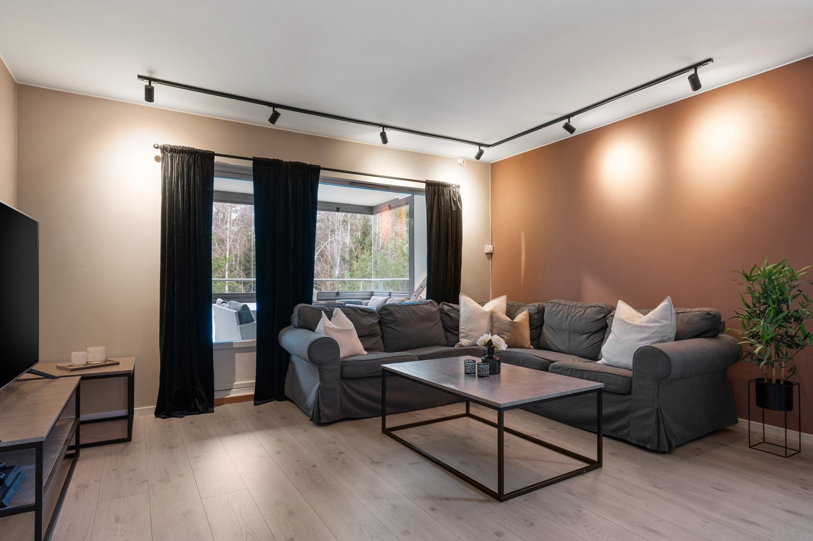 Stuen har et åpent og innbydende uttrykk med fleksible møbleringsmuligheter Galleribilde