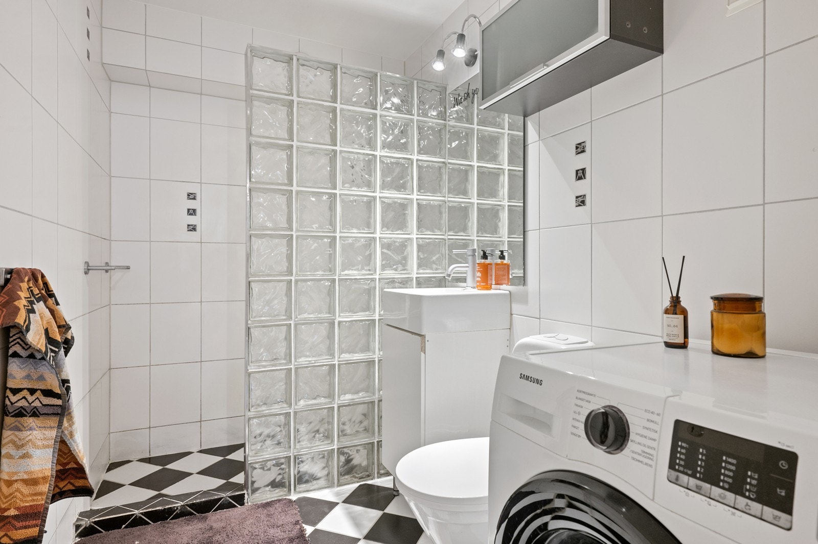 Flislagt bad/vaskerom med dusjnisje og servant med innredning Galleribilde