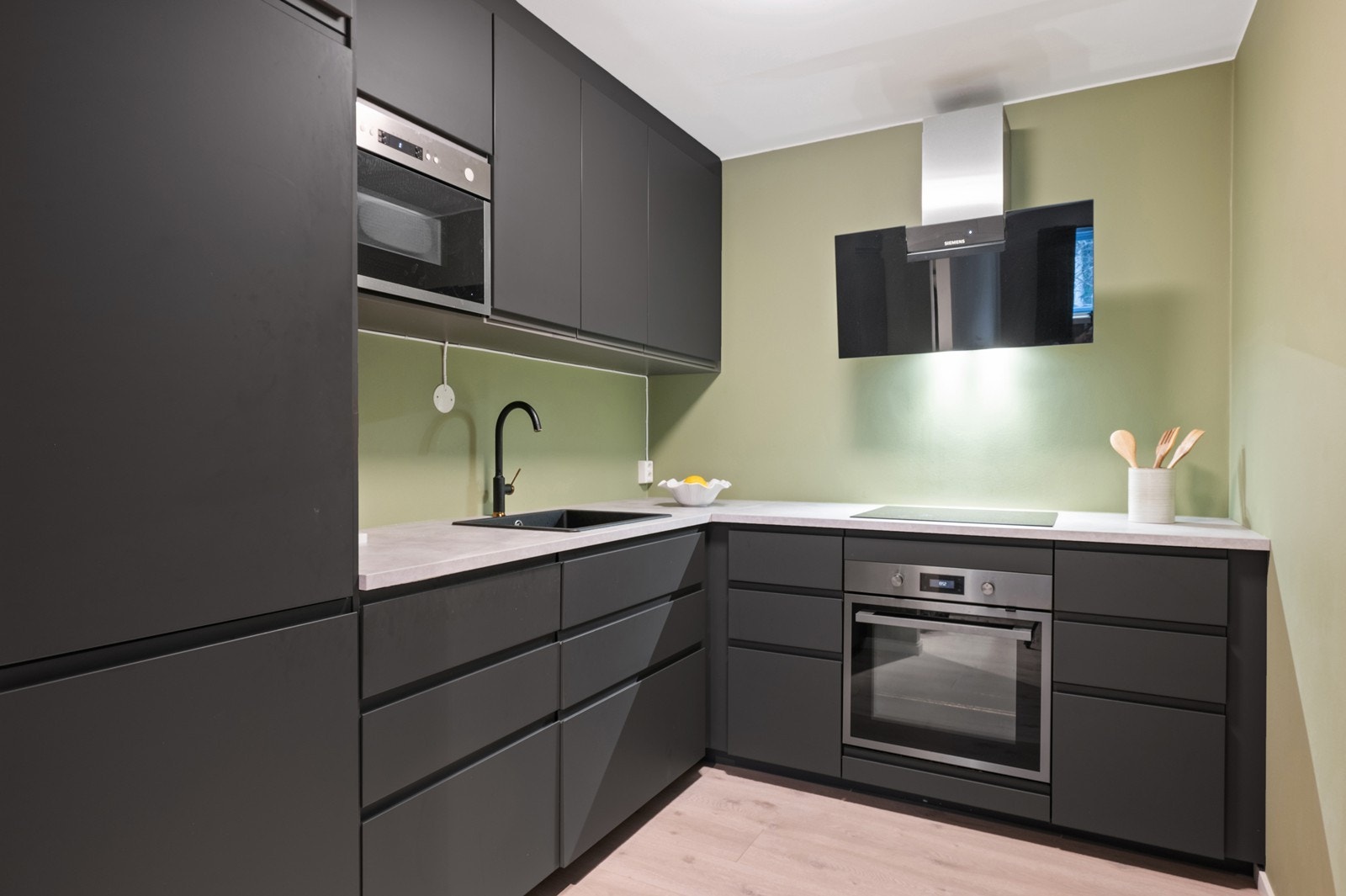 Kjøkken med moderne innredning og slette fronter Galleribilde