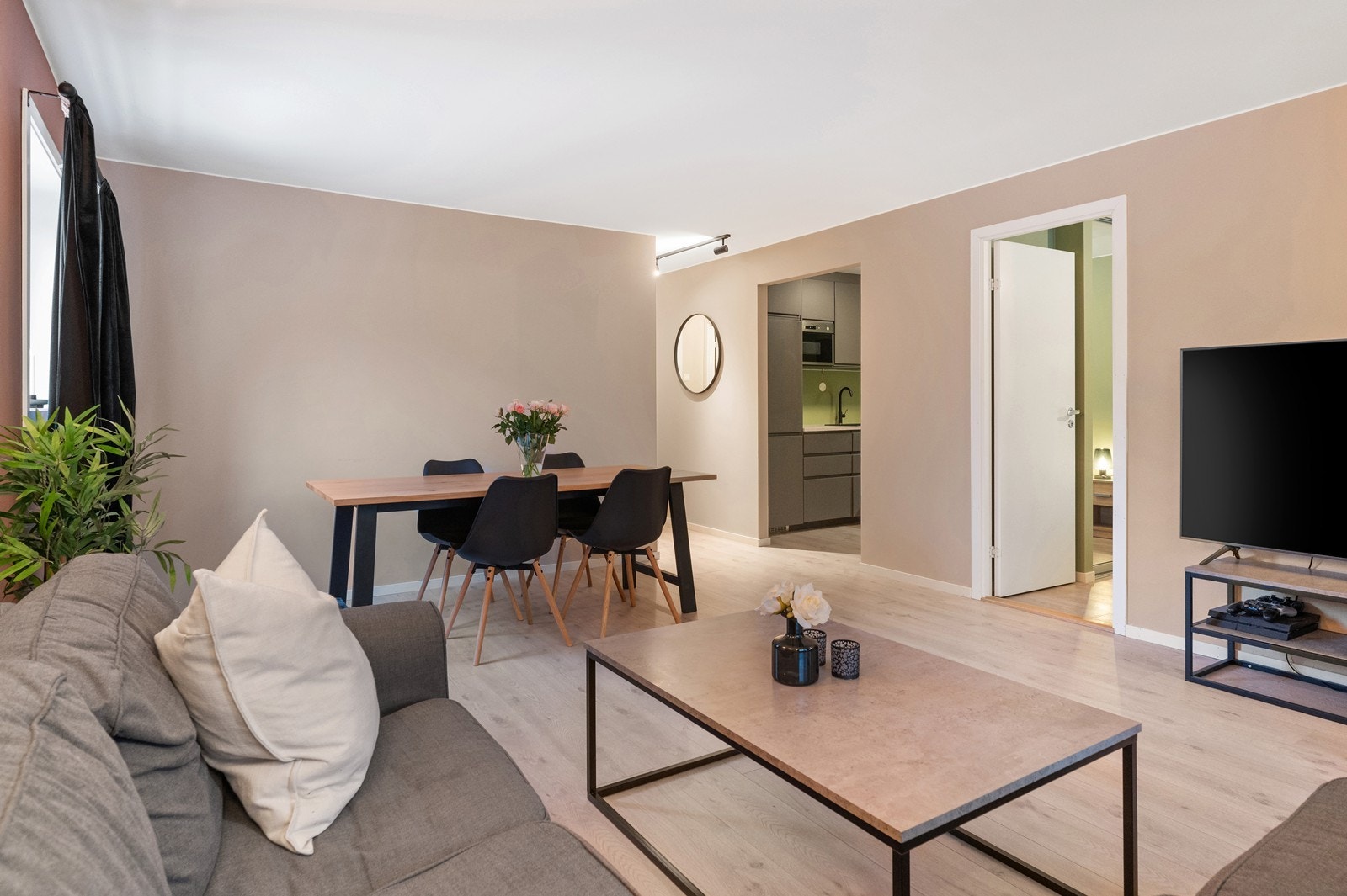 Lys og romslig stue med god plass til både sofagruppe og spisebord Galleribilde