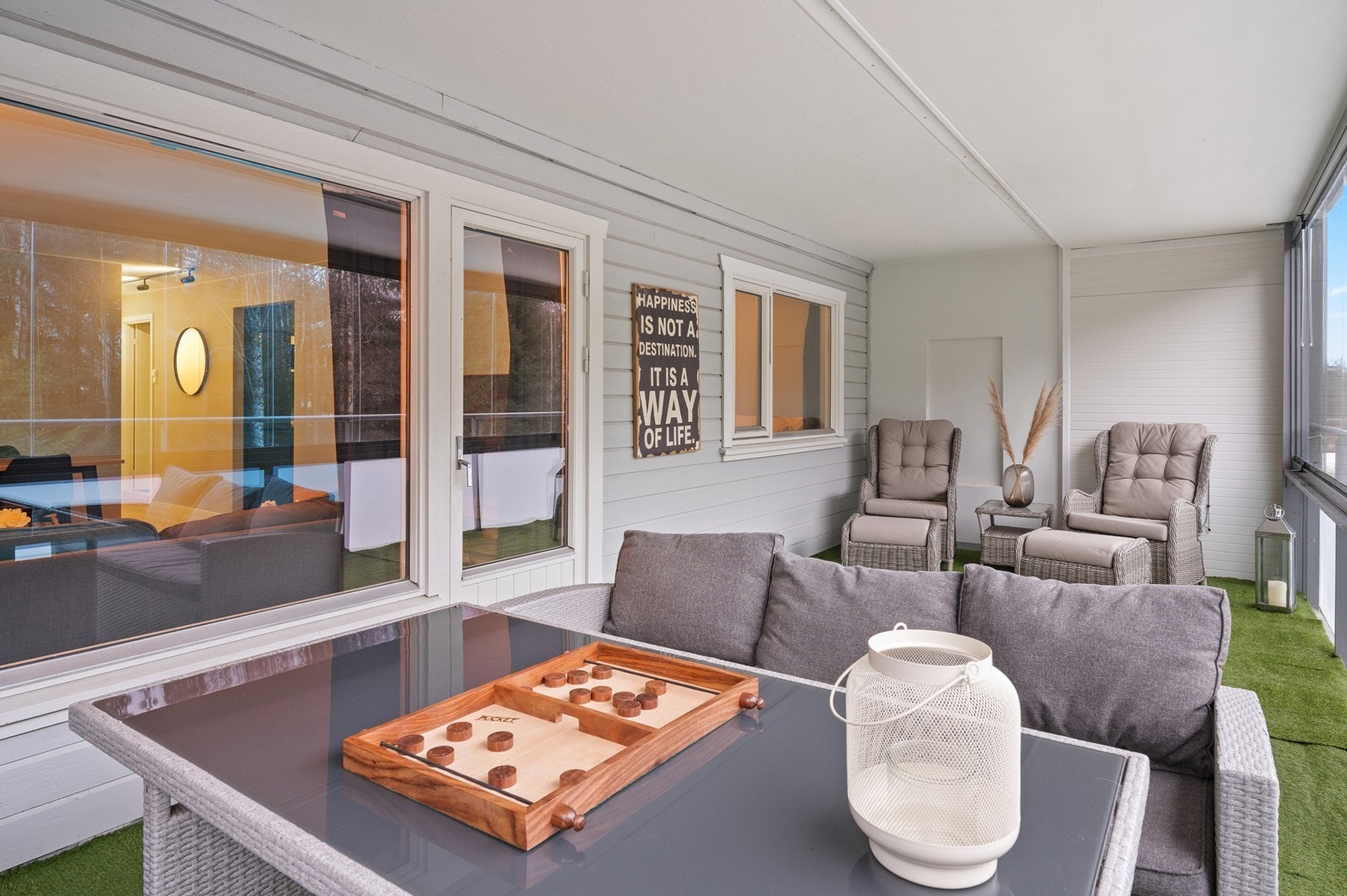 Stor innglasset balkong med gode møbleringsmuligheter Galleribilde