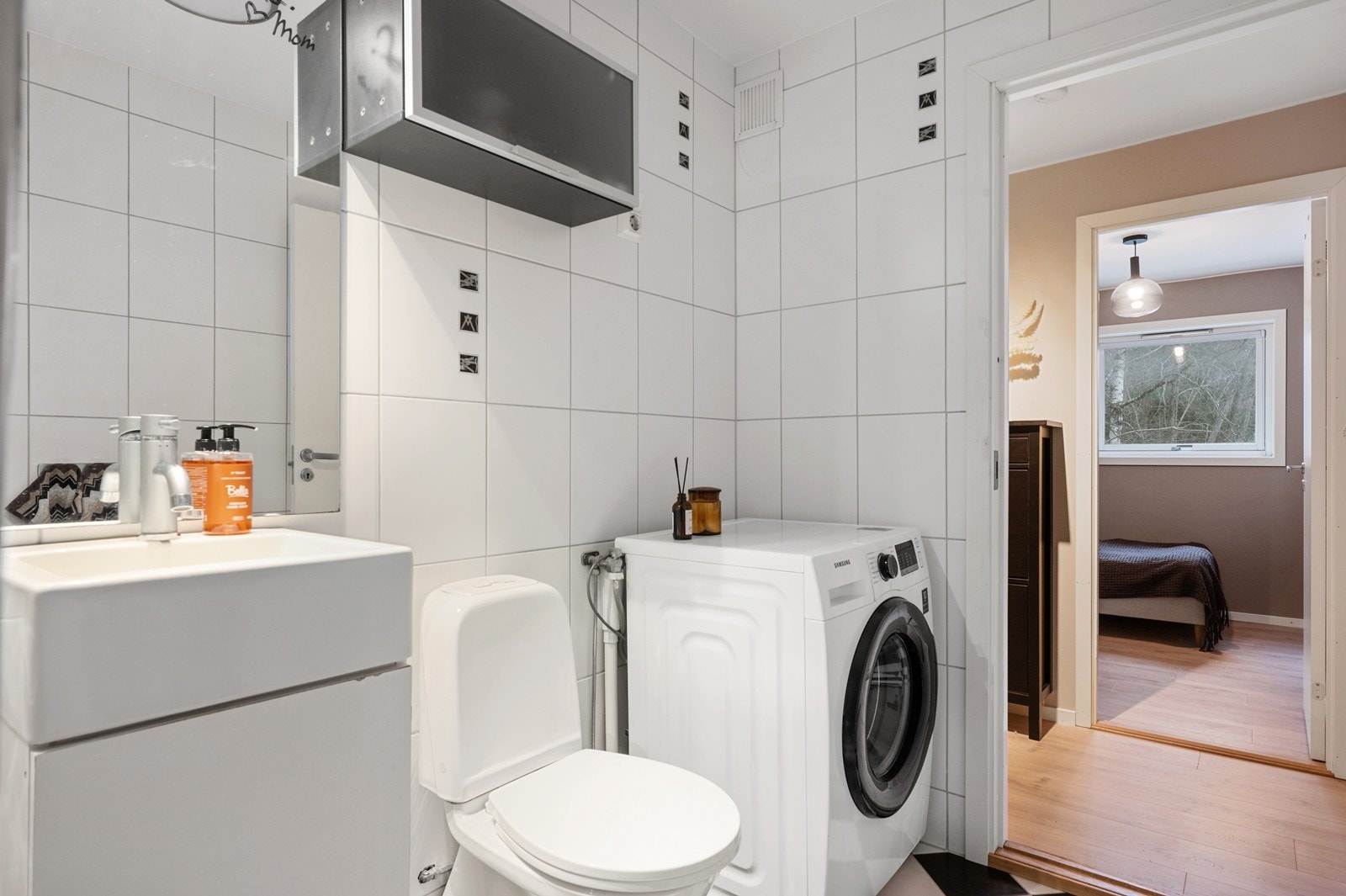 Praktisk bad med opplegg for vaskemaskin og gulvvarme Galleribilde