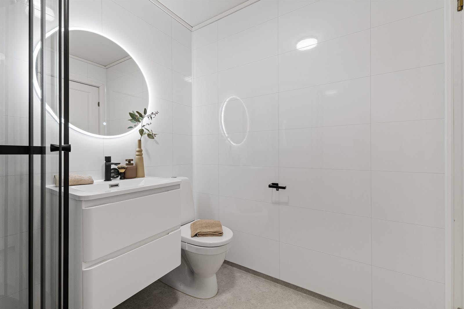 Gulvet er belagt med vinyl, og veggene har laminert våtromsplater, som gjør badet enkelt å holde rent og pent. Galleribilde