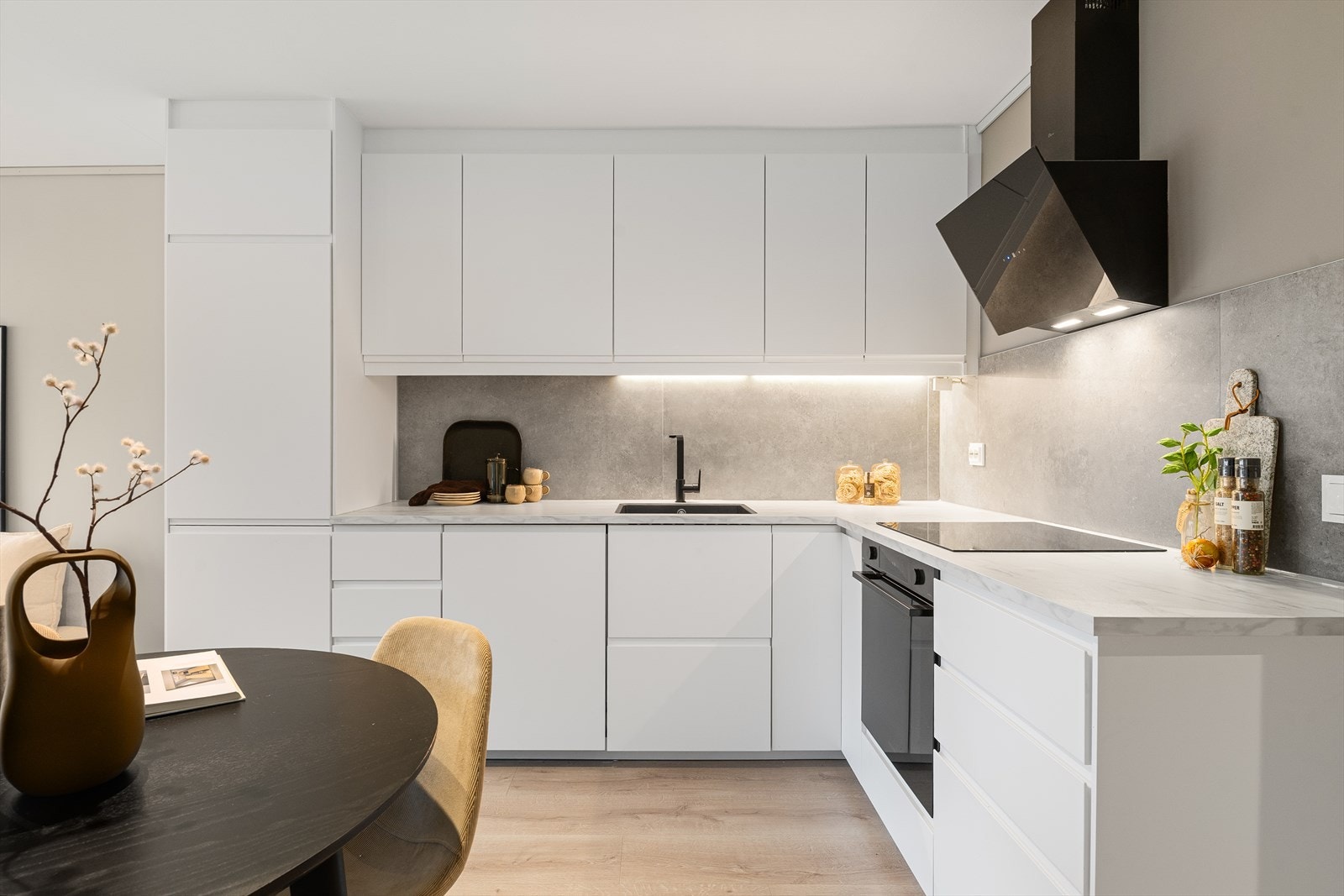 Dette lekre kjøkkenet innbyr til matlaging og hyggelige stunder. Galleribilde