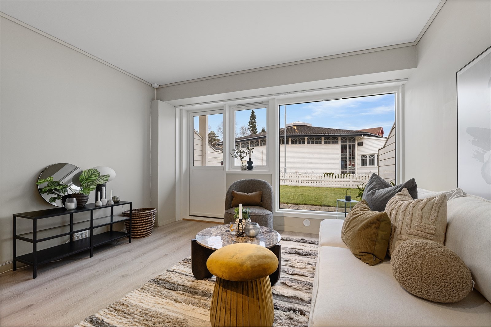 Fra den lyse stuen er det direkte utgang til terrasse - perfekt for solfylte dager og rivelige stunder ute. Galleribilde