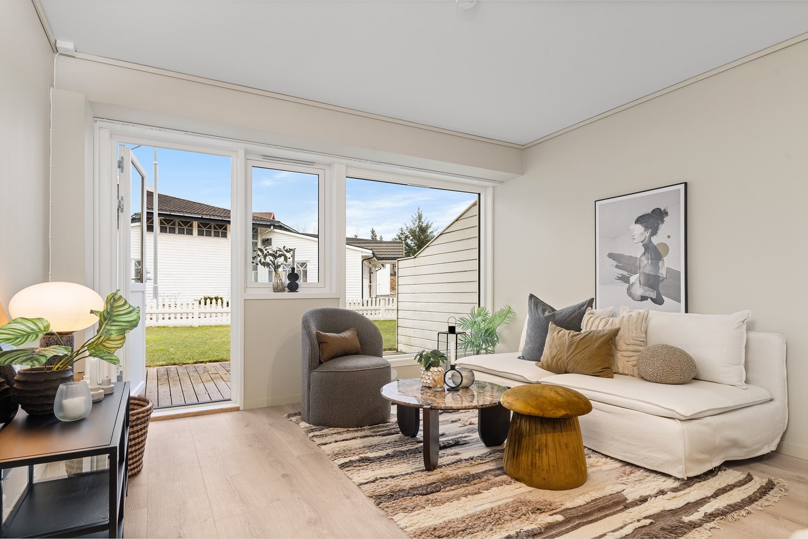 Stuen har gode vindusflater som slipper inn rikelig med naturlig lys. Galleribilde