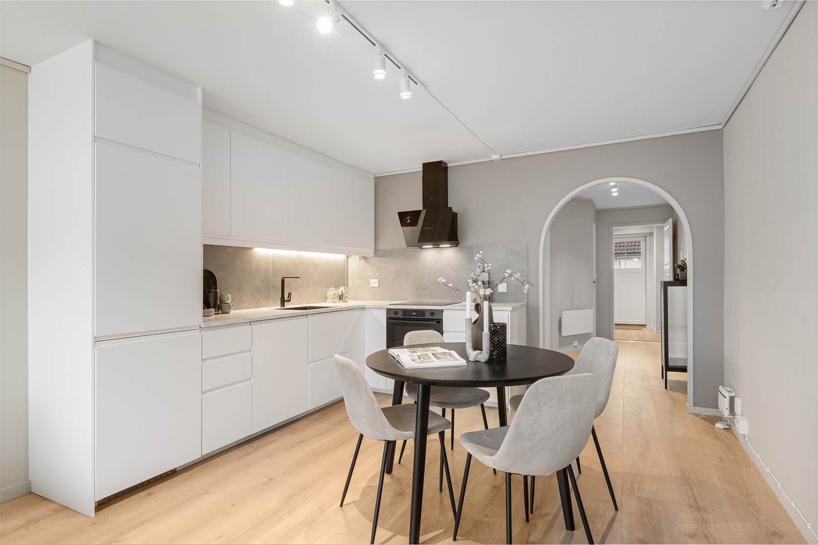 Stilrent kjøkken med glatte fronter og laminatbenkeplate. Galleribilde