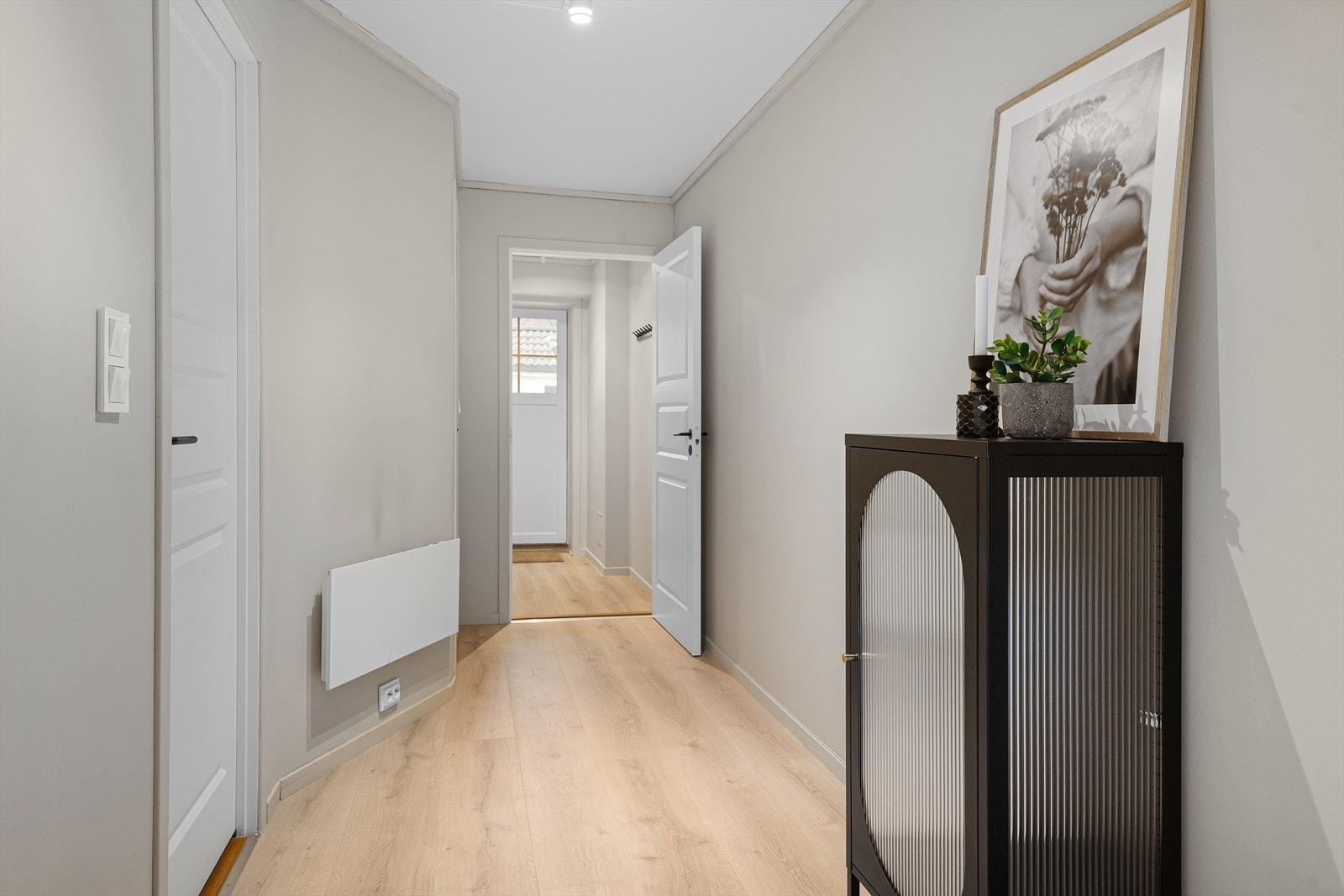 Entréen/gangen er praktisk, med plass til noen møbler og oppbevaring av yttertøy, og gir en enkel og funksjonell inngang til boligen. Galleribilde