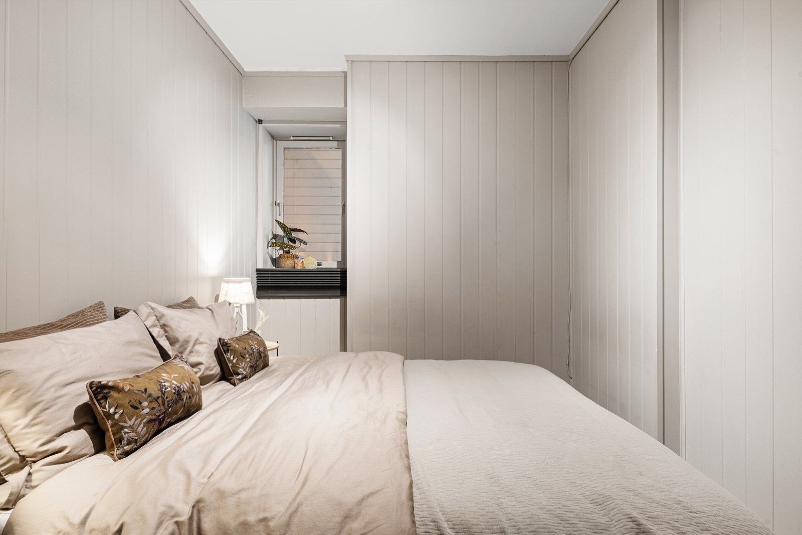 Soverom med praktisk skyvedørsgarderobe som gir god oppbevaringsplass. Galleribilde