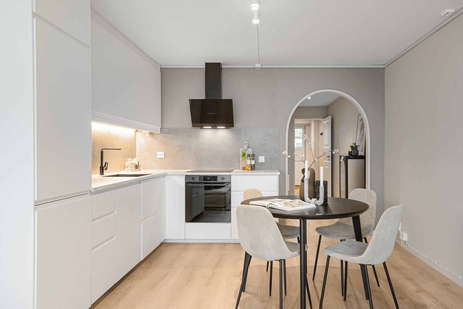 Kjøkkenet er godt utstyrt med kjøl/fryseskap, komfyr, induksjonstopp og oppvaskmaskin - perfekt for en enkel og funksjonell hverdag. Galleribilde