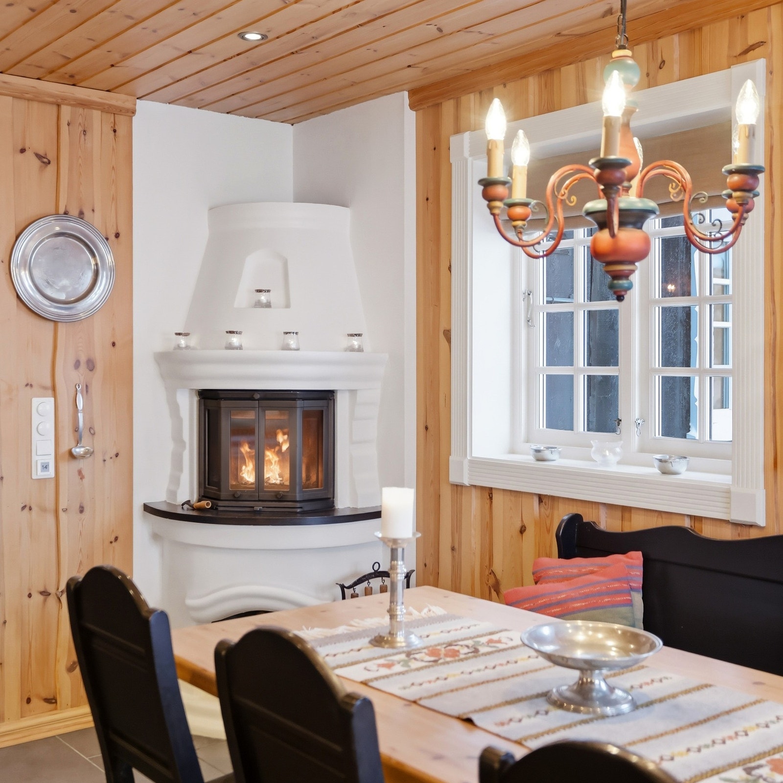 Den flotte peisen setter prikken over i'en på dette kjøkkenet Galleribilde