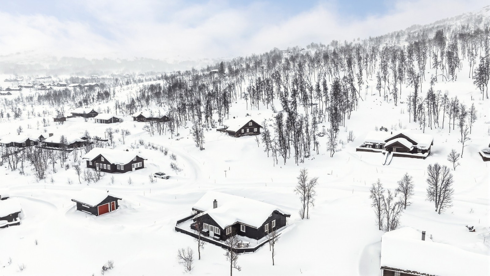 Flott plassering mot enden av en blindvei. Skiløypa som går inn til Silkedalen ligger i skogen på oversiden av hytta Galleribilde