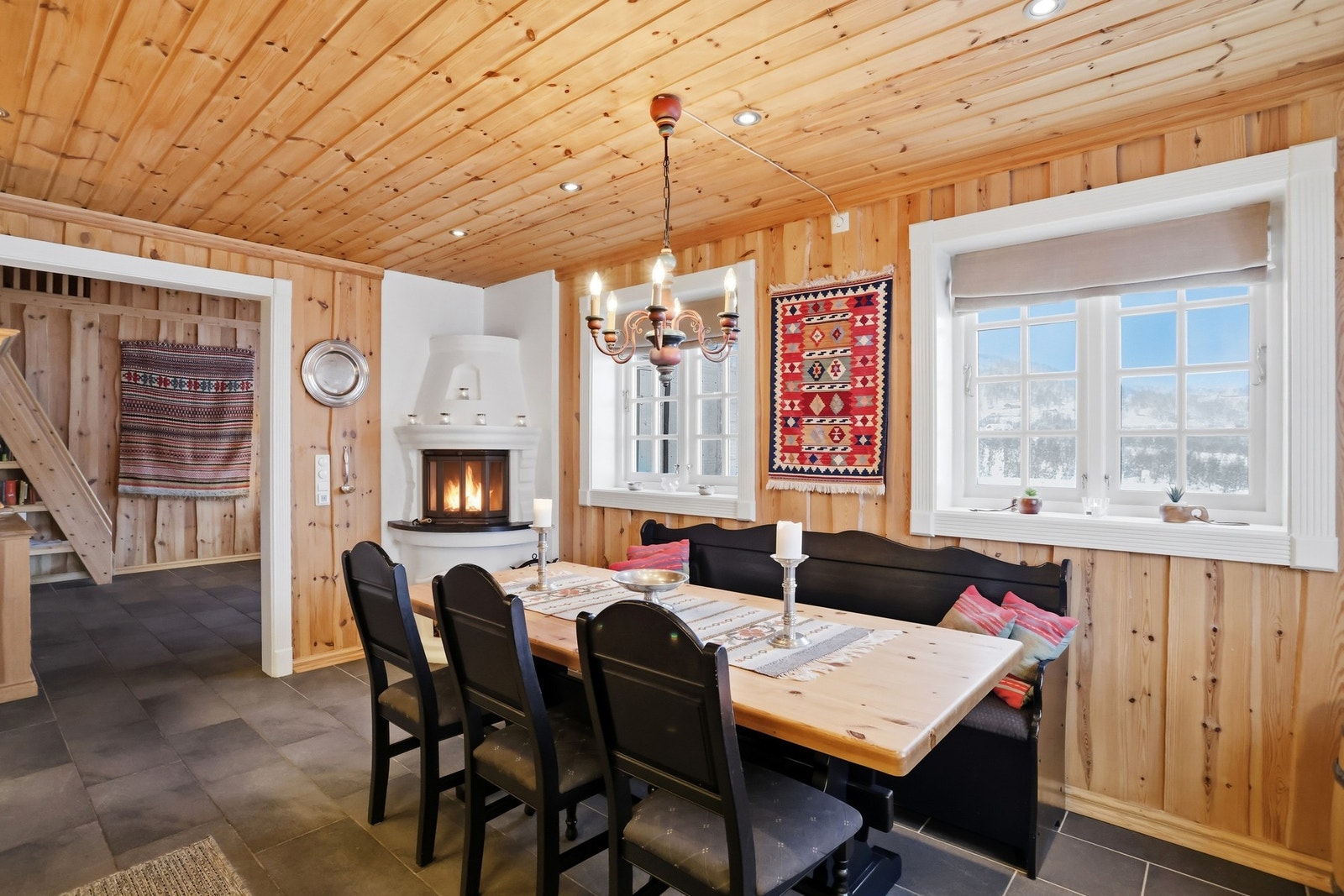 Downlights i himling og flislagt gulv med varmekabler Galleribilde