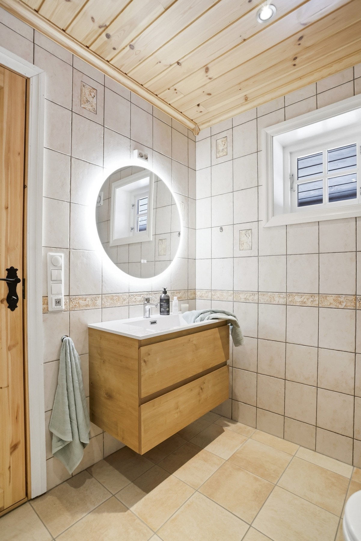 Baderom II ligger i tilknytning til hovedsoverom. Flislagte overflater, ny baderoms innredning og speil Galleribilde