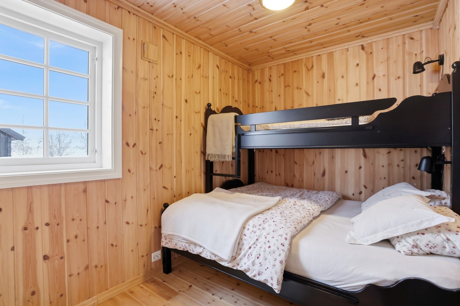 Soverom IV innredet med familiekøye Galleribilde