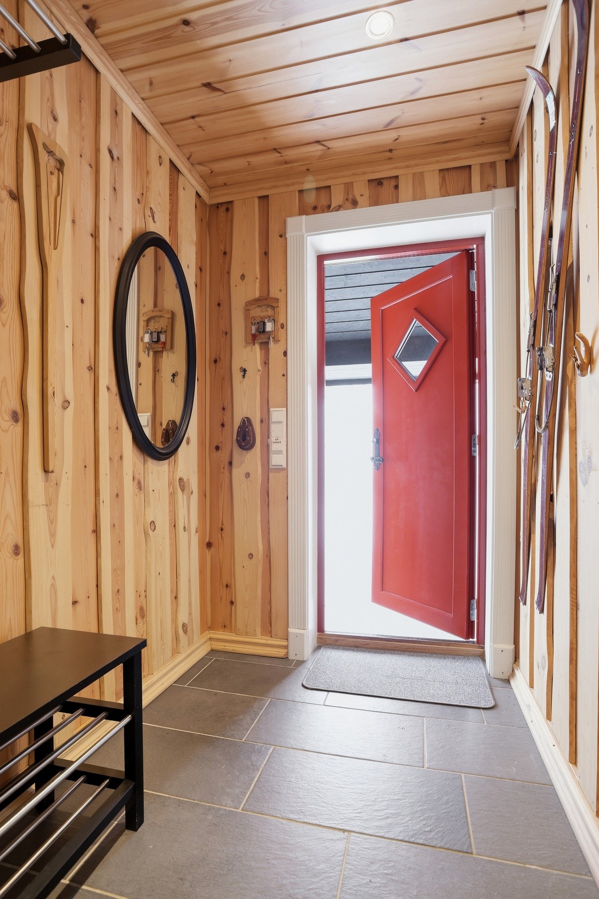 Lys og hyggelig entré med flislagt gulv og varmekabler Galleribilde