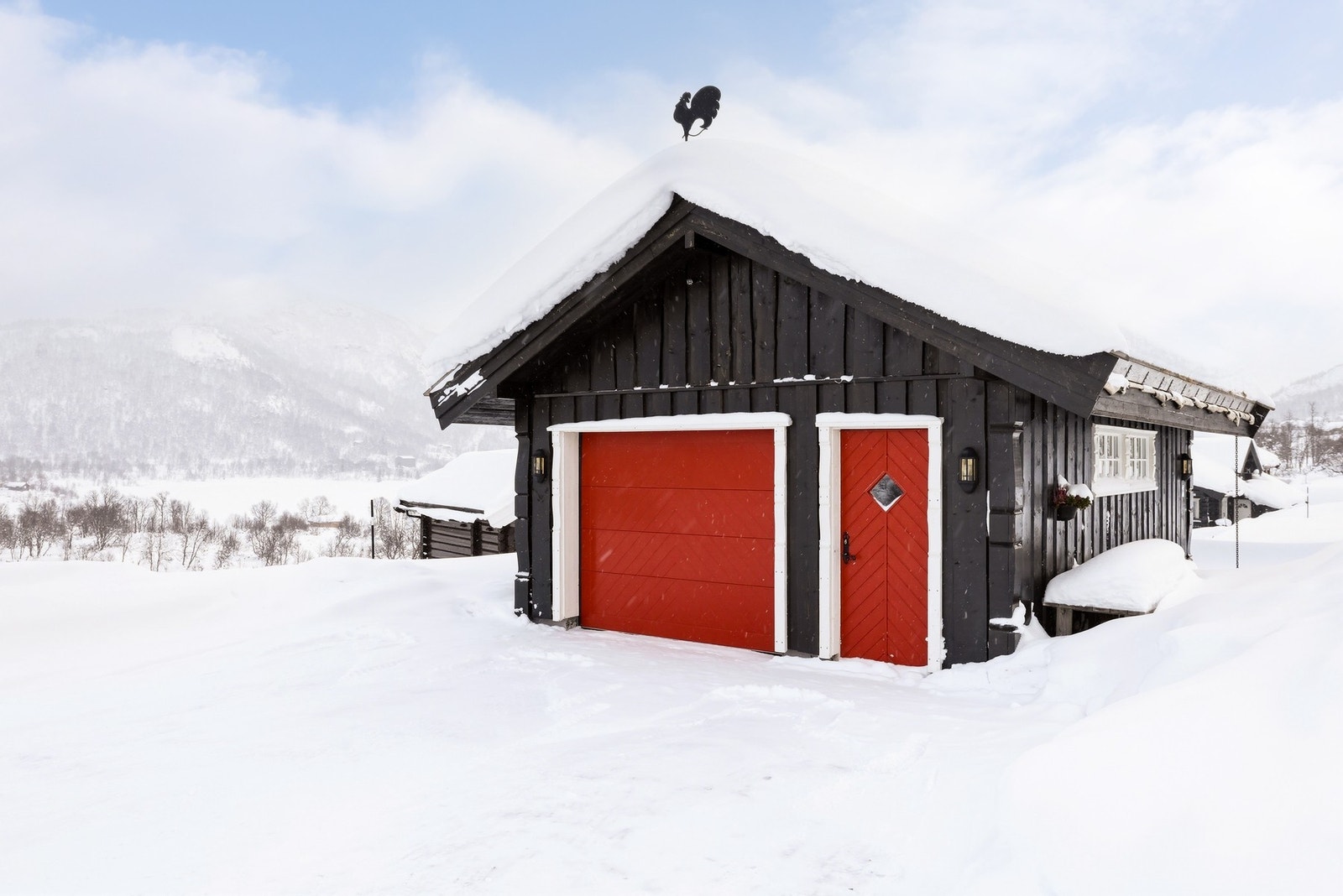 Fin garasje med elektrisk port og god plass til parkering av én bil. Det er også god plass til parkering på egen tomt Galleribilde