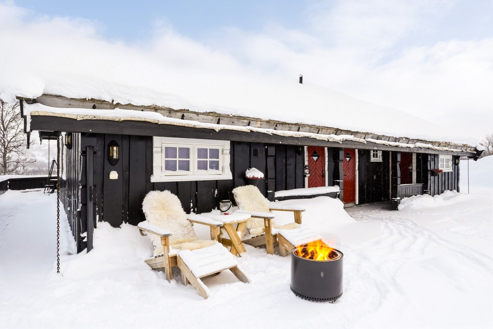 Innbydende, overbygget inngangsparti. Her er det også direkte tilkomst til 3 boder Galleribilde