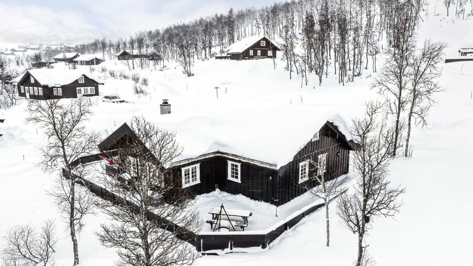 Hytta ligger 930 moh med preparerte skiløyper 100 meter fra hytteveggen Galleribilde