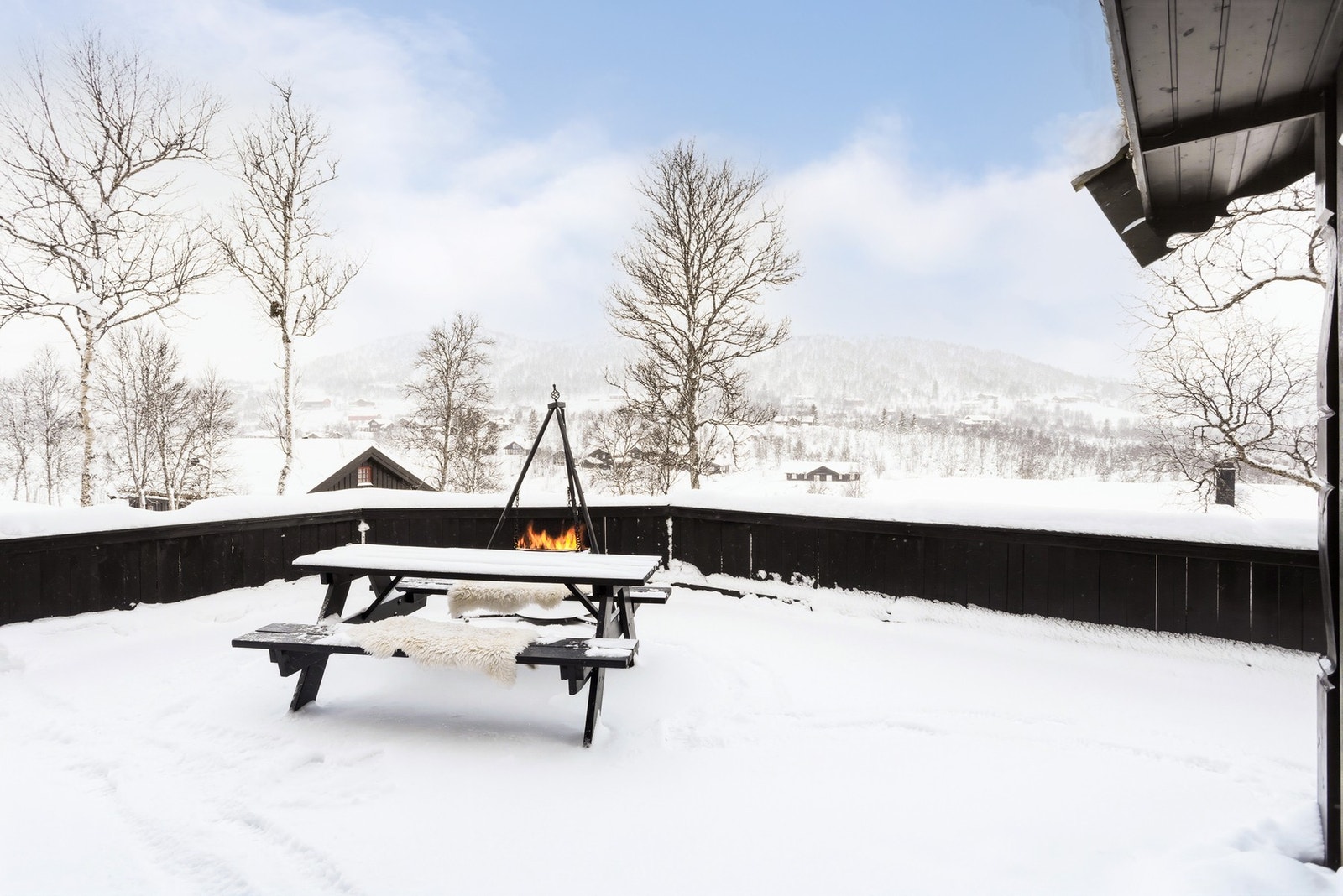 Nyt morgenkaffen med en nydelig utsikt over Torvetjønn og Storefjell Galleribilde