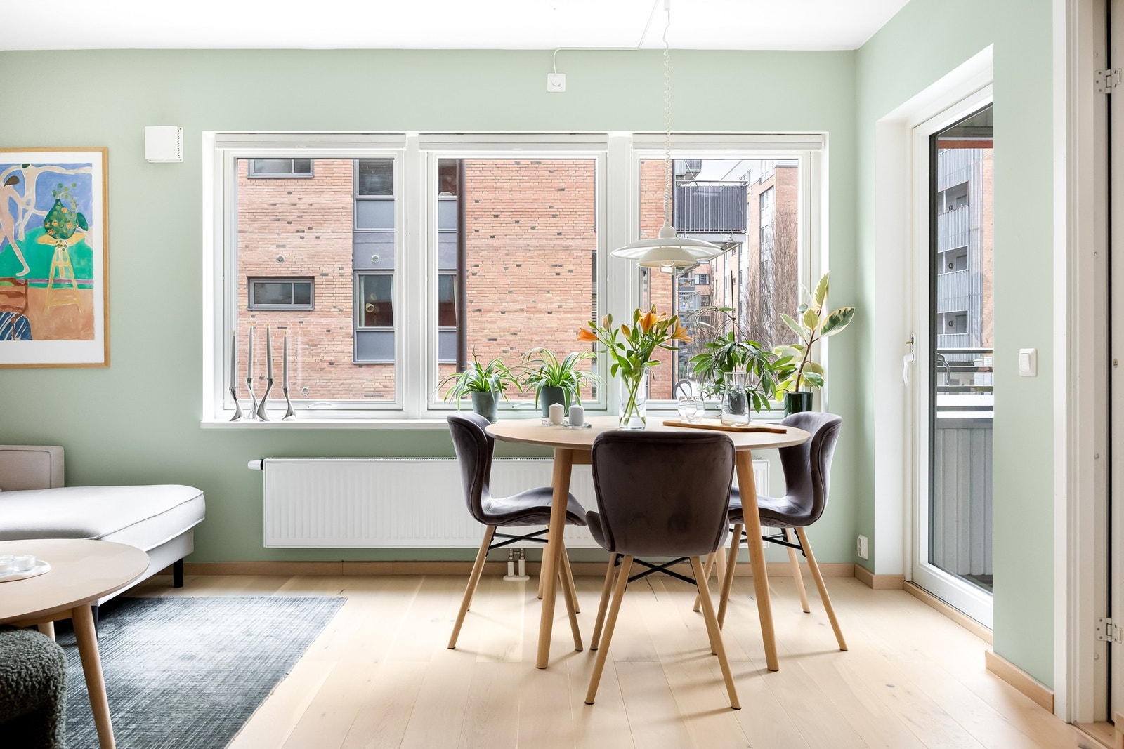 Stuen har en naturlig inndeling som gir plass til både sofagruppe og spisebord. Galleribilde