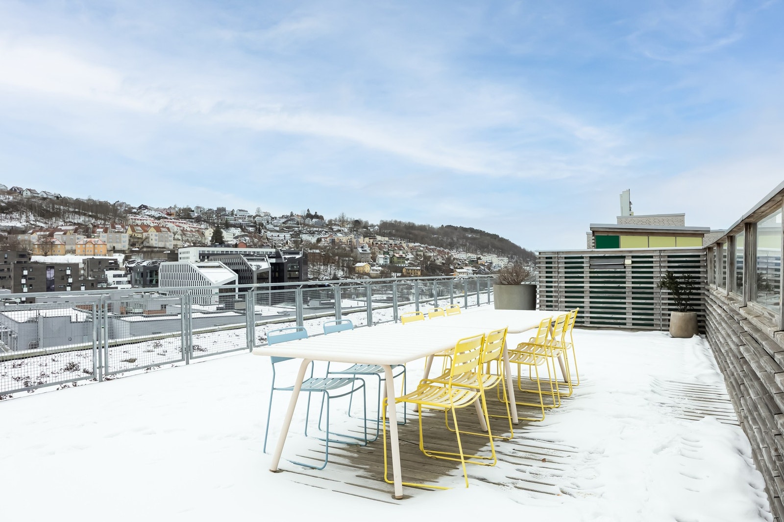 Felles takterrasse med sittegrupper. Galleribilde