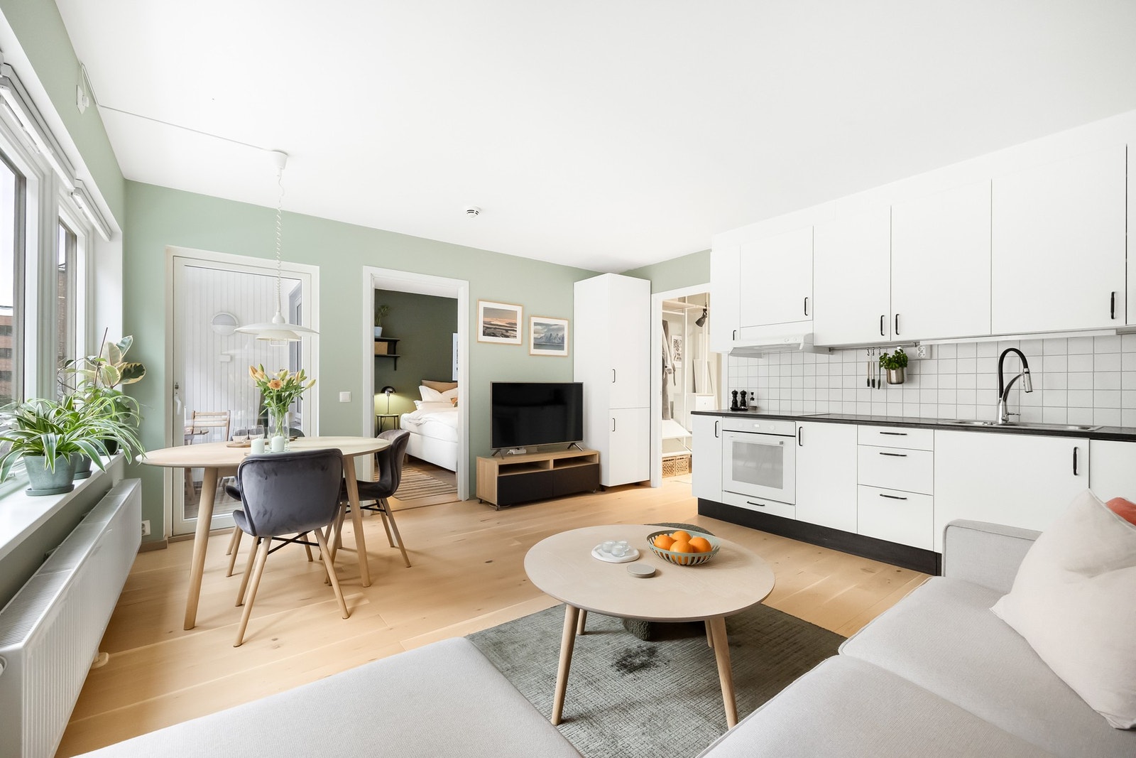 Lys og moderne kjøkkeninnredning fra AUBO med god skap- og benkplass til matlaging og oppbevaring. Galleribilde