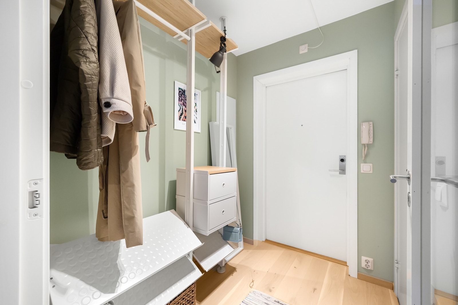 Her er det plass til garderobeløsning etter behov, og planløsningen skaper en effektiv og behagelig flyt videre inn i boligen. Galleribilde