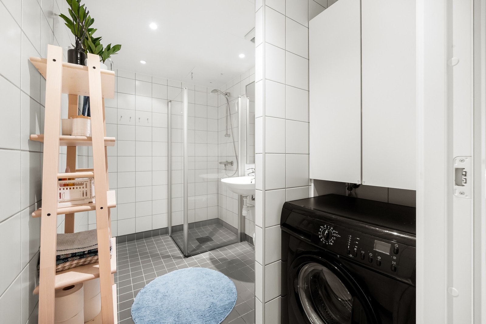 Badet er utført som prefabrikkert våtromskabin fra byggeår og fremstår med en praktisk og gjennomført løsning. Galleribilde