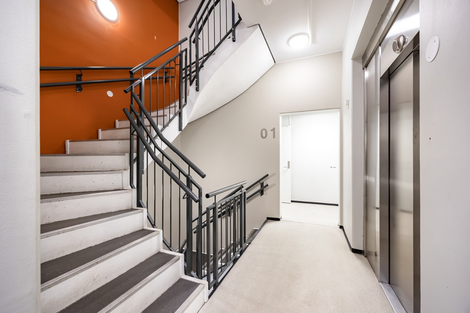 Heisen tar deg enkelt opp til leiligheten i byggets 2. etasje. Galleribilde