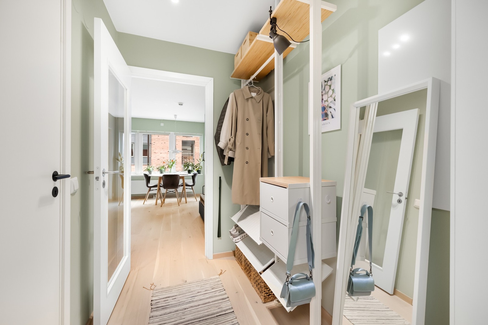 Velkommen inn! Entréen gir et godt førsteinntrykk med en ryddig og funksjonell utforming som gir naturlig adkomst videre til leilighetens øvrige rom. Galleribilde