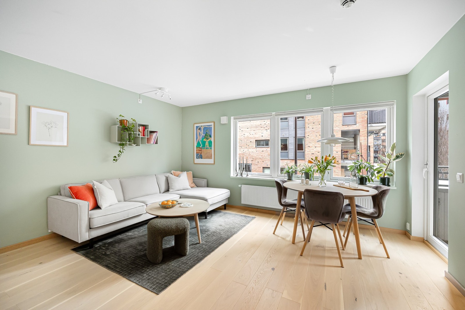 Planløsningen oppleves som svært god med store vindusflater, tidsriktige fargevalg og sosial løsning. Galleribilde