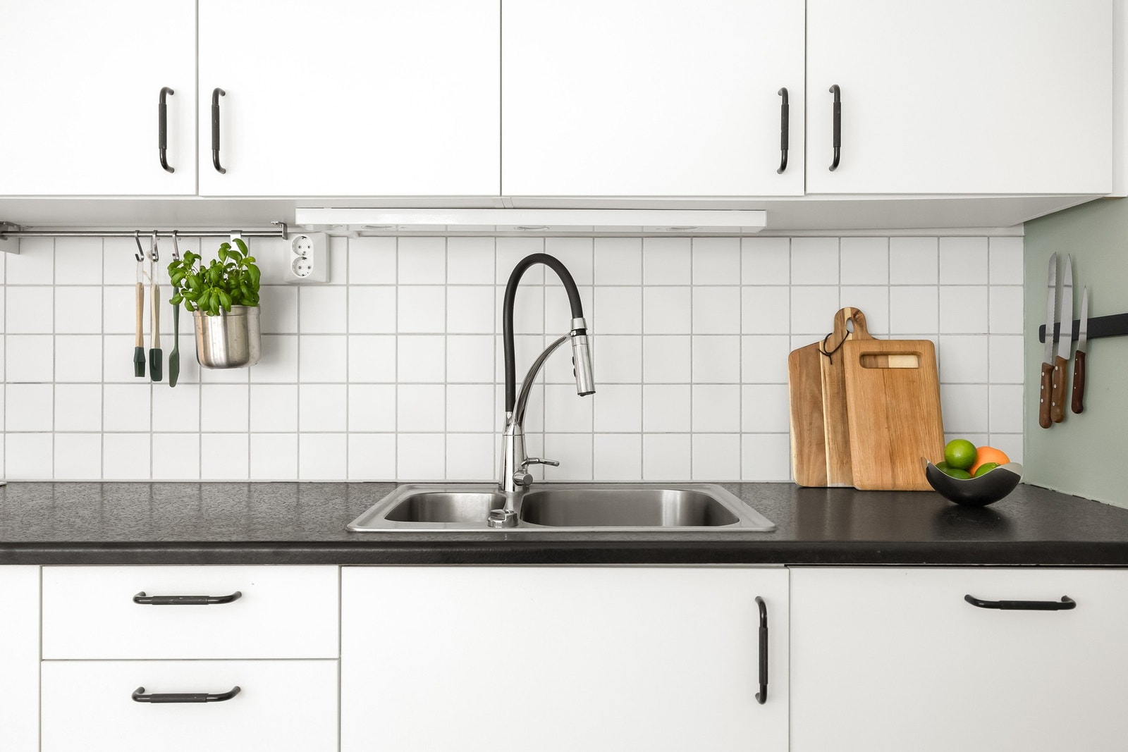 Kjøkkenet har opplegg for platetopp, oppvaskmaskin, stekeovn og kombi kjøl frys. Brannslange er installert under oppvaskkummen. Galleribilde