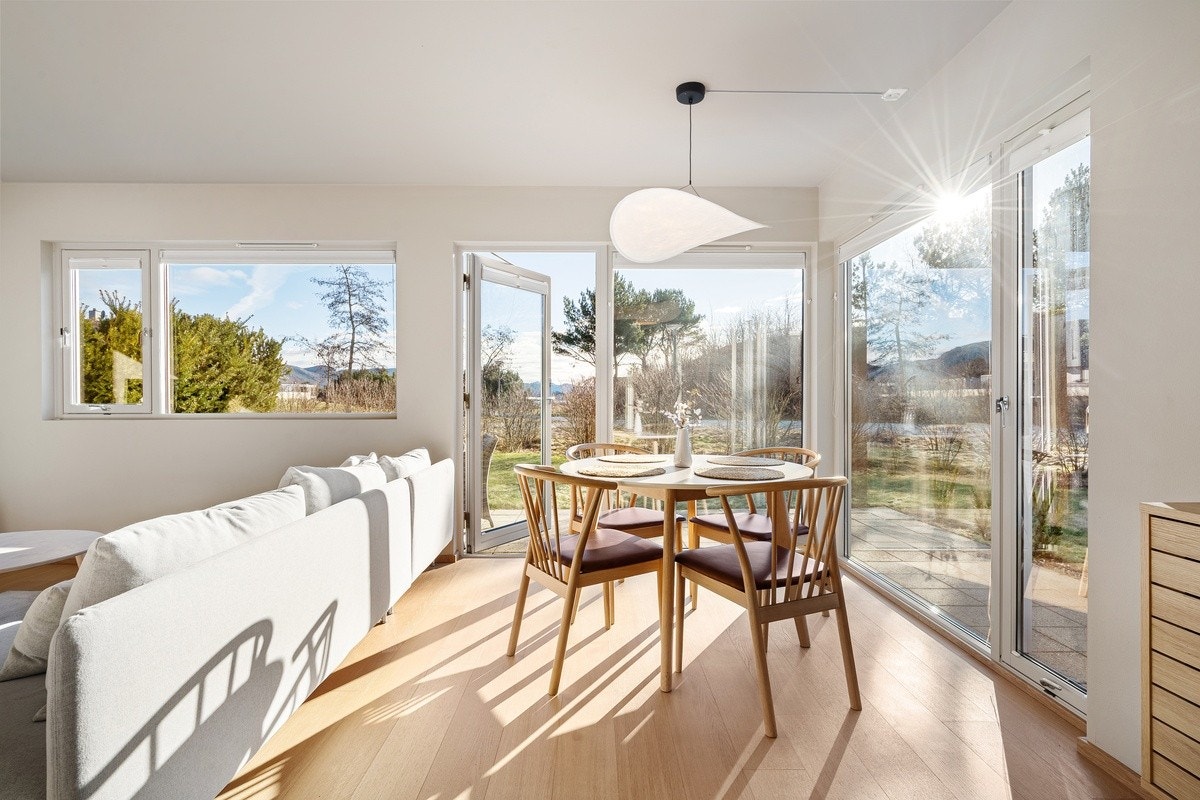 Velkommen til en lys og moderne 2-roms leilighet med gjennomgående god standard i attraktive Hinna Park. Galleribilde