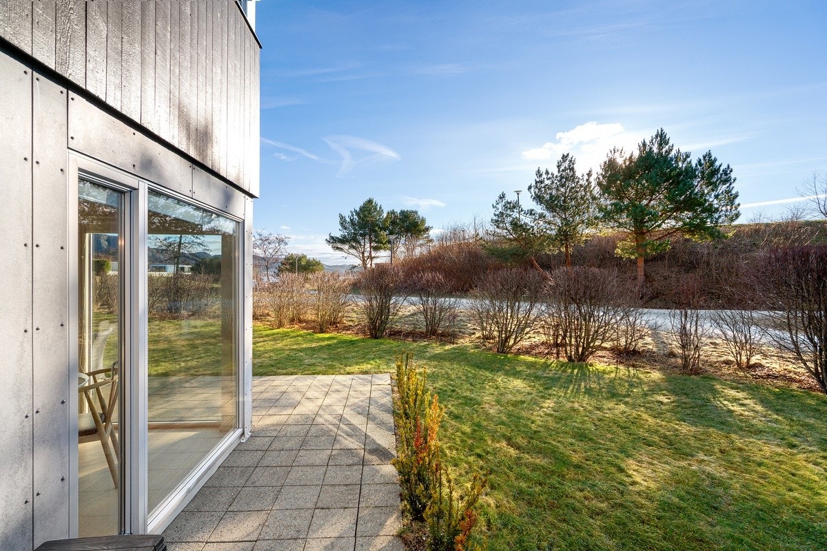 Stor terrasse som kan skilte med gode solforhold. Galleribilde