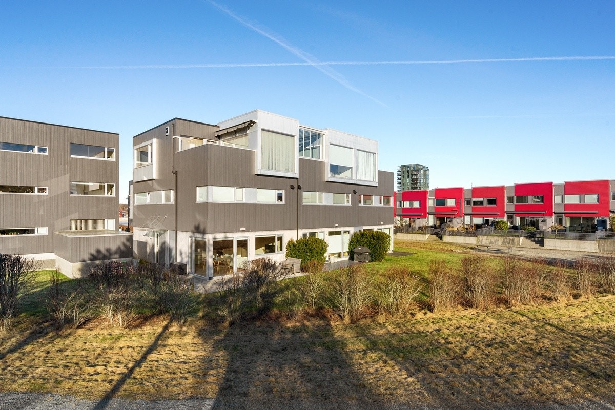 Fast parkeringsplass i lukket garasjeanlegg med elbillader. I tillegg disponeres egen bod med gode oppbevaringsmuligheter. Galleribilde