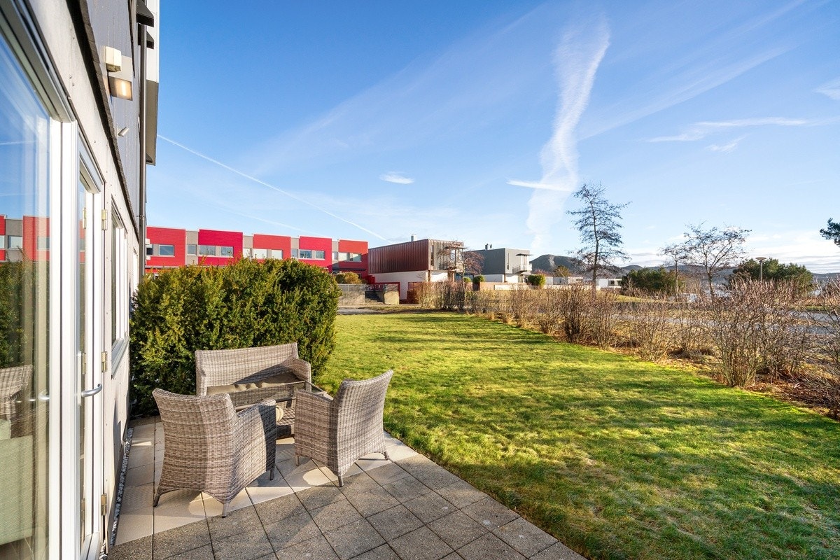 Leiligheten ligger tilbaketrukket fra vei i et rolig og godt tilrettelagt område, med fokus på trivsel, grøntområder og fine fellesarealer. Galleribilde