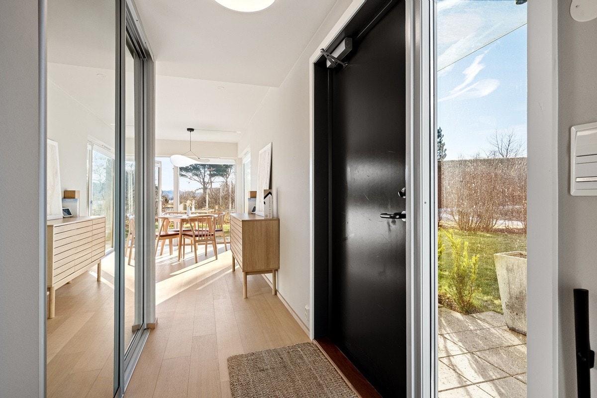 Entré utstyrt med skyvedørsgarderobe. Galleribilde