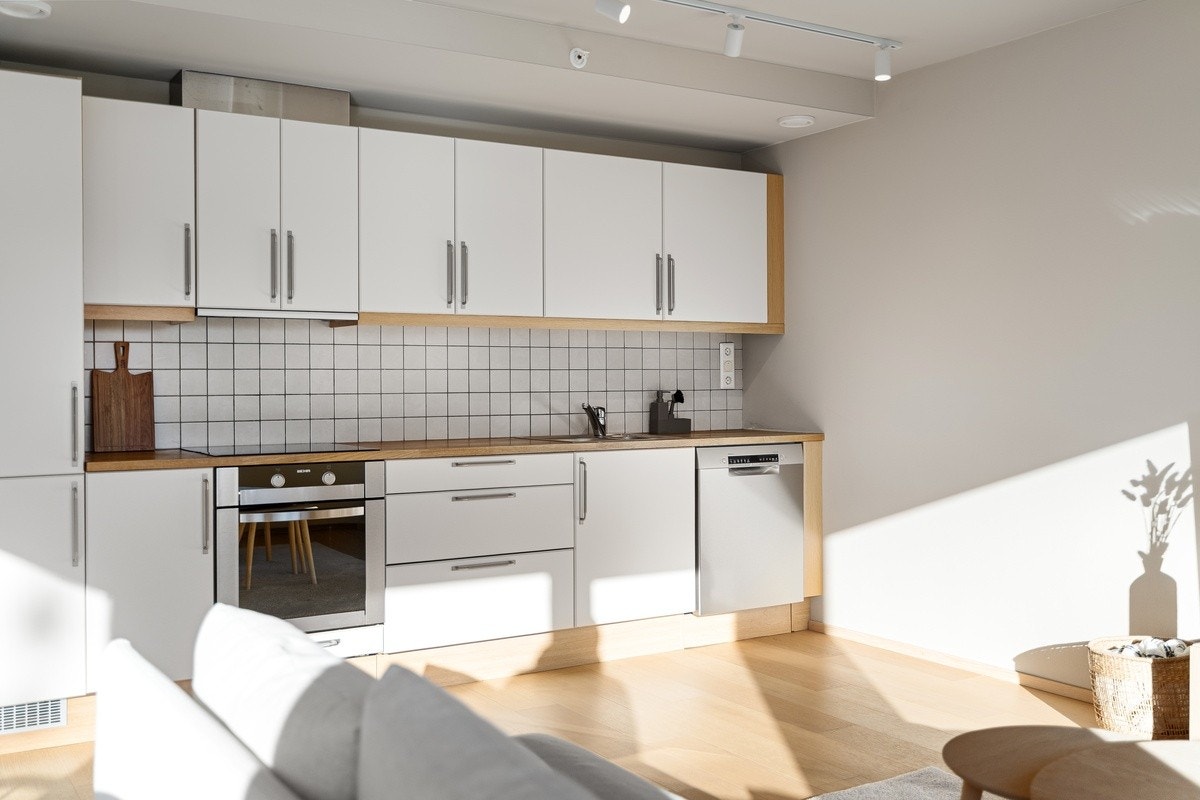 Integrerte hvitevarer. Strøm, internett, oppvarming, felleskostnader og kommunale avgifter er inkludert i leien. Galleribilde